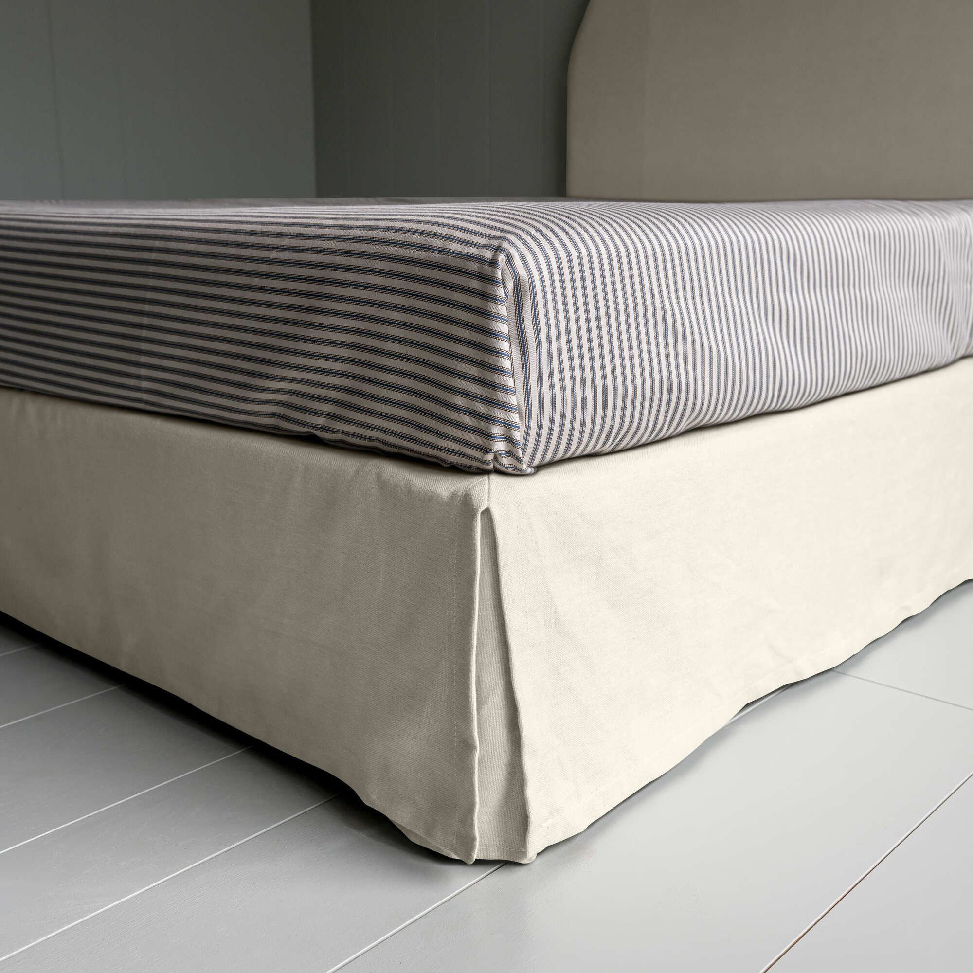 Dream Ticket Upholstered Bed in Laidback Linen Dove with Kick Pleat Valance - Image 4