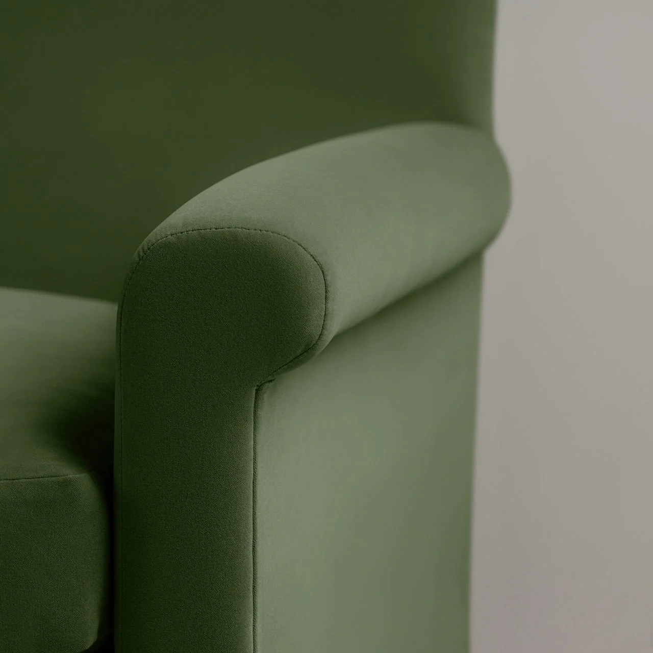Idler 4 seater sofa in Intelligent Velvet Juniper - Image 4